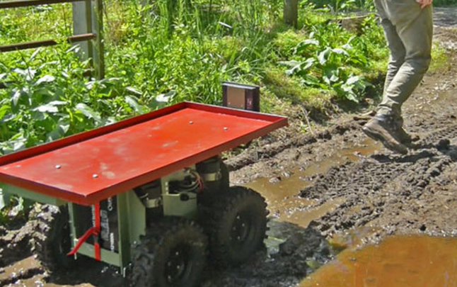 Makineri e vogël motorike transporti në terren të baltosur, imazh referues